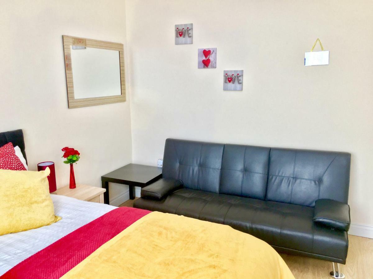 Studio Apartment, Private Bathroom And Parking Ilford Exterior foto
